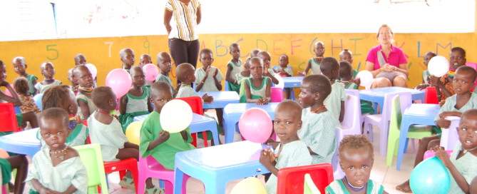 niños turkana comiendo