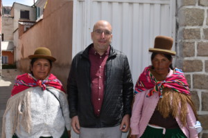 MIguel Rico con mujeres aymaras