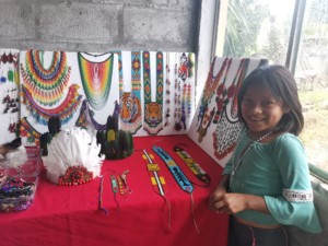 niña de mujer artesana Ecuador