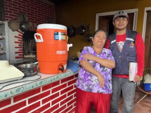 FAMILIAS RECIBIEN FILTROS. MEXICO. COOPERA