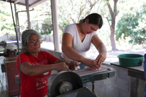 Mujeres en Taller Artesanal Manos Amigas